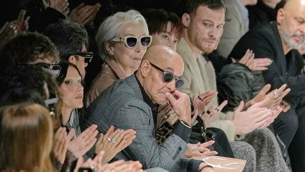 Meryl Streep taucht in Mailand bei der Schau von Dolce & Gabbana auf, mit Stanley Tucci (ebenfalls mit Sonnenbrille) an ihrer Seite. Foto: Luca Bruno/AP/dpa