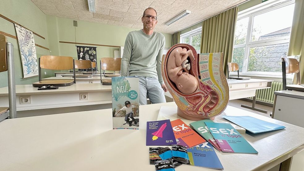 Kondome, Broschüren der Bundeszentrale für gesundheitliche Aufklärung und Modelle: Christoph Petereit unterrichtet an der Gemeinschaftsschule in Kappeln Sexualkunde im Biologieunterricht. Foto: Rebecca Nordmann