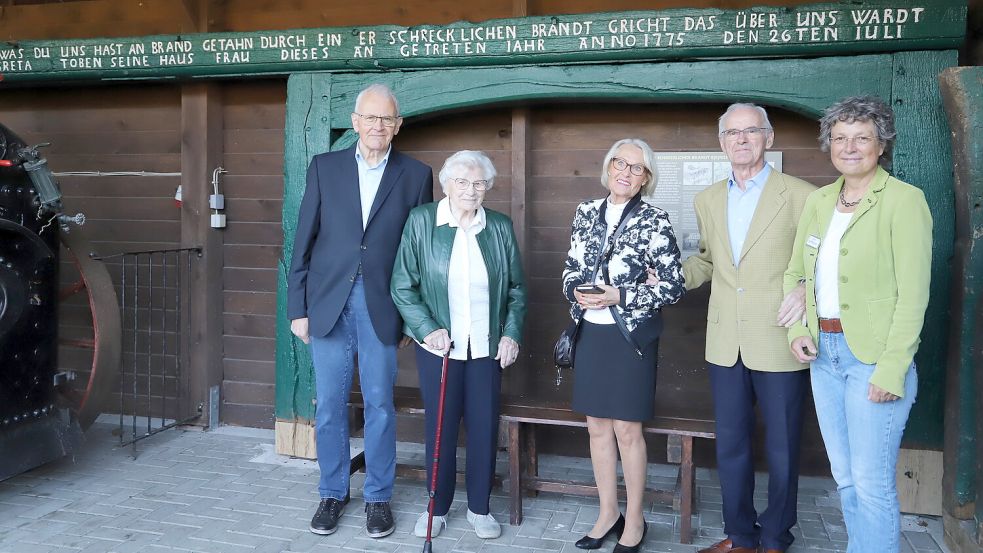 Sie sind erfreut, das der Giebelbalken des Bauernhauses aus Lohe im Museum erhalten wird: (von links) der Vorsitzende der Museumsstiftung, Hans Eveslage, Vorbesitzerin Marianne Gruben, Spender Eika Gullatz, Manfred Gullatz und Museumsleiterin Antje Hoffmann. Foto: Hans Passmann
