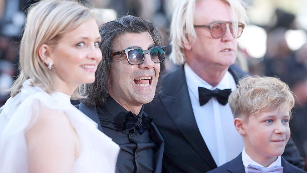 Der Regisseur Fatih Akin und einige seiner Schauspieler vom Film „Amrum“ bei den Filmfestspielen von Cannes. (Archivbild) Foto: Sameer Al-Doumy/AFP/dpa
