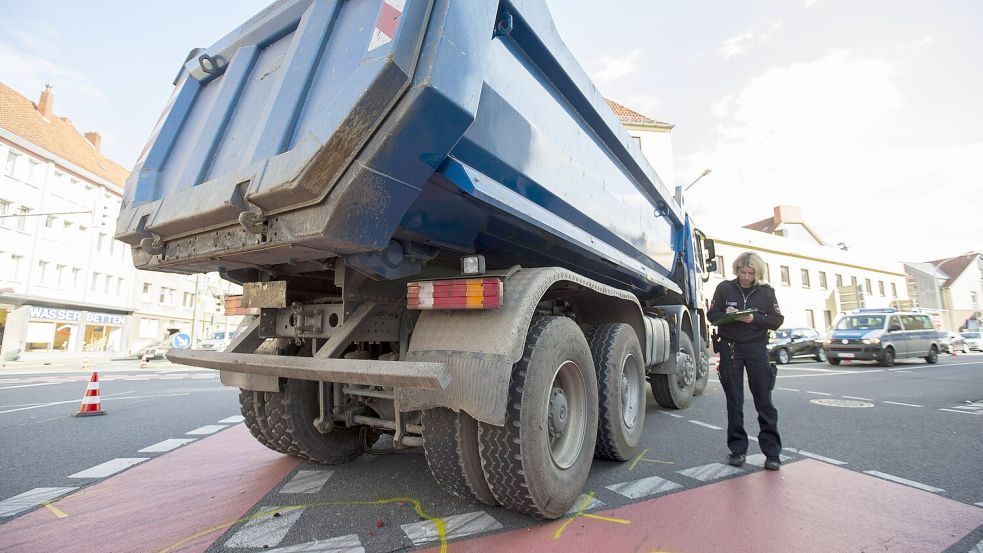 2014: Ein 20-jähriger Radfahrer stirbt am Johannistorwall unter einem rechts abbiegenden Lkw. Das System Bike Flash soll solche Unfälle verhindern. Foto: Michael Gründel