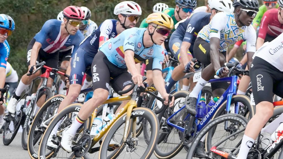 Der Belgier Remco Evenepoel (Mitte) in Aktion. Foto: Jerome Delay/AP/dpa