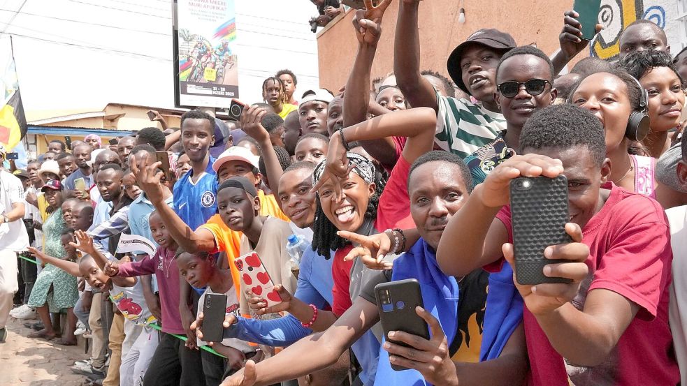 Fans während der WM in Ruanda. Foto: Jerome Delay/AP/dpa