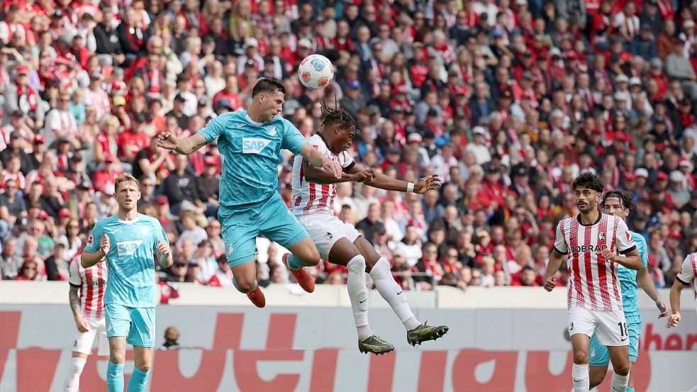 Lufthoheit beim Baden-Duell: Hoffenheims Robin Hranac (2. von l.) gegen Junior Adamu Foto: Philipp von Ditfurth