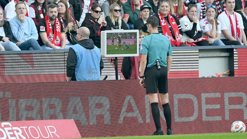Schiedsrichter Matthias Jöllenbeck gab nach Ansicht der TV-Bilder einen Strafstoß für den VfB Stuttgart. Foto: Federico Gambarini