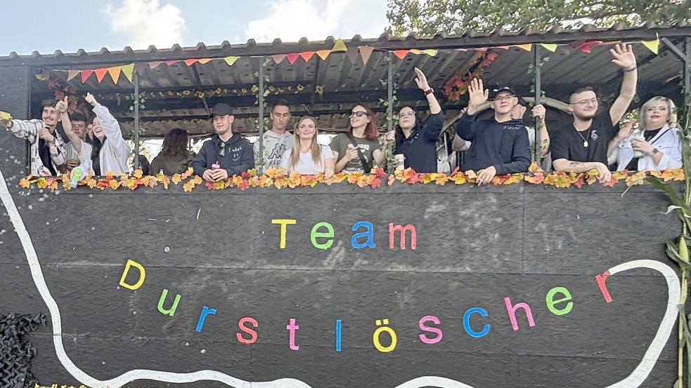 Mit Mitglieder des Teams Durstlöscher hatten viel Spaß beim Ernteumzug. Foto: Henrik Zein
