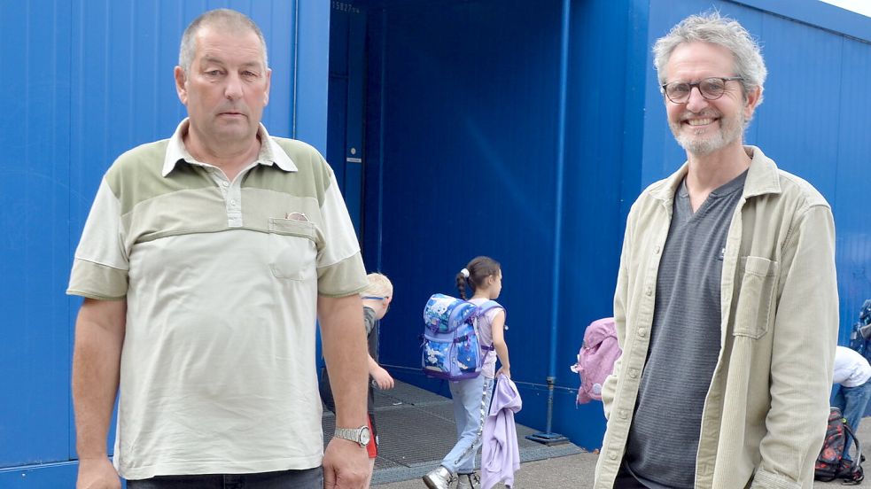 Gerhold Steenhoff (links) steht mit Johannes Lindemann, dem Leiter der Grundschule Middendorfstraße in Ostrhauderfehn, auf dem Schulhof. Der 62-Jährige ist der Großvater des siebenjährigen Linus (Name von der Redaktion geändert). Foto: Astrid Fertig