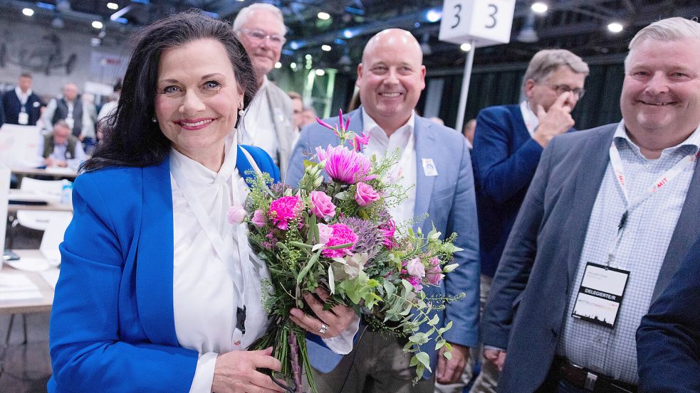 Gitta Connemann, Bundesvorsitzende der MIT und Parlamentarische Staatssekretärin bei der Bundeswirtschaftsministerin, freut sich über ihre Wiederwahl in Köln. Foto: Rolf Vennenbernd/dpa