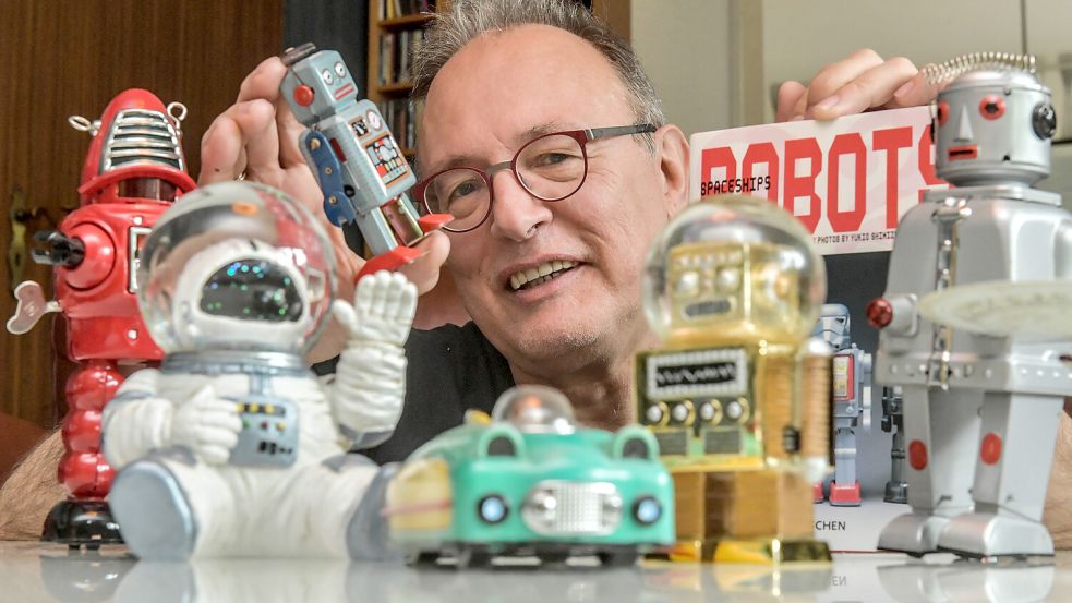Mehr als Roboter und Außerirdische: Seit Jahrzehnten liest Norbert Fiks Science-Fiction-Bücher. Foto: Klaus Ortgies/Archiv