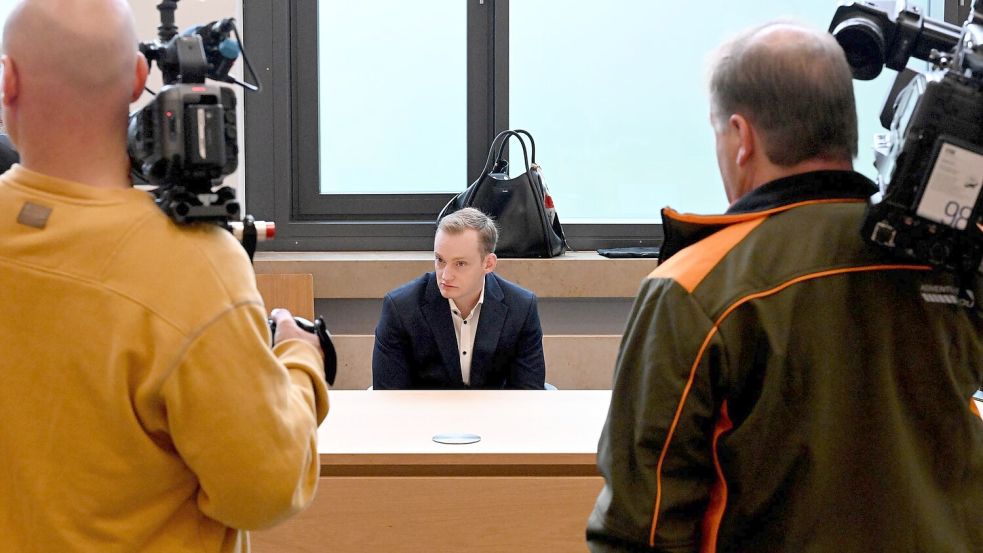 Der Angeklagte will ausdrücklich nicht gepixelt werden. „Er hat nichts falsch gemacht“, sagt seine Anwältin. Foto: Felix Hörhager/dpa