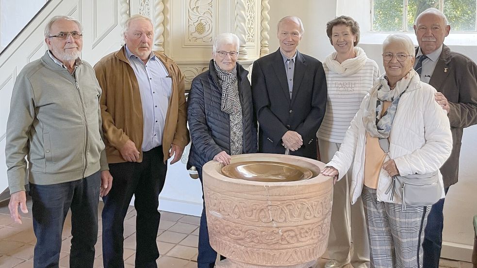 Die Namen der Teilnehmenden, die auf dem Erinnerungsfoto zu sehen sind, lauten: Johann Reinders, Bernhard Schmidt, Erika Steevens (geb. Schmidt), Dieter Freesemann, Antje de Vries (geb. Schütter), Herma Bürkle (geb. Schmidt) und Heinz-Adalbert Warstat. Foto: Antje de Vries