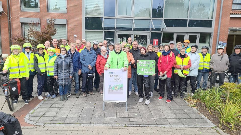 Vor der Abfahrt versammelten sich die Teilnehmenden der Radtour am Rathaus in Westoverledingen. Foto: Gemeinde/Kirsten Beening