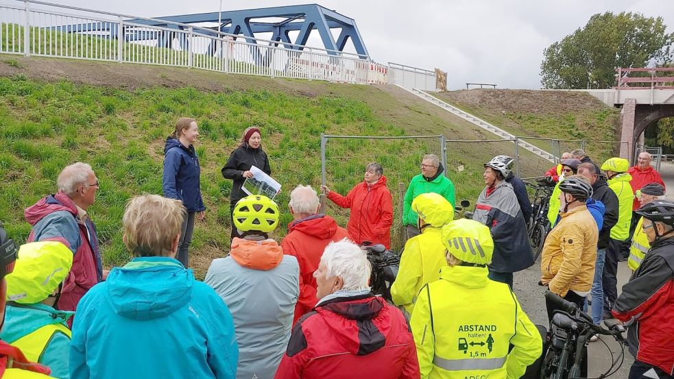 Bürgermeister Theo Douwes und weitere Fachleute erläutern Projekte zur nachhaltigen Mobilität während der Tour. Foto: Gemeinde/Kirsten Beening