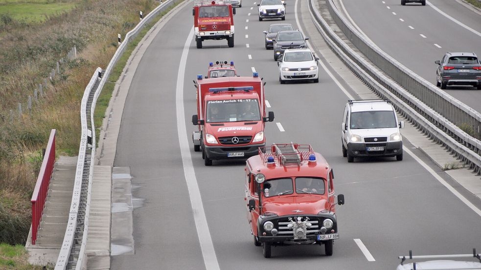 Auf dem Weg in die Niederlande mit den historischen Fahrzeugen. Foto: Bodo Wolters