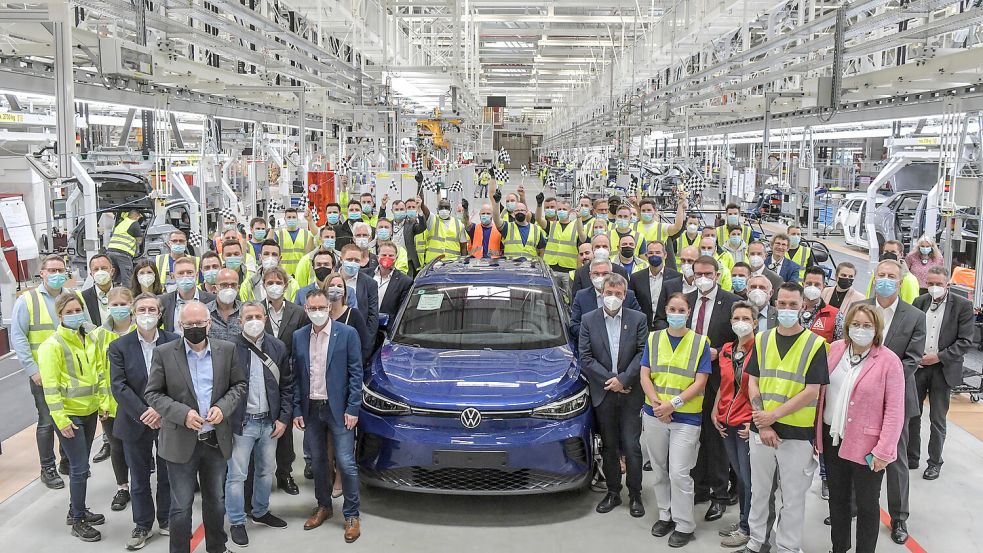 Großes Familienfoto: In Emden begann im Mai 2022 offiziell die Montage des ID.4. Für das ostfriesische VW-Werk war es eine Zeitenwende – der Start in die Ära vollelektrischer Autos. Foto: Klaus Ortgies/Archiv
