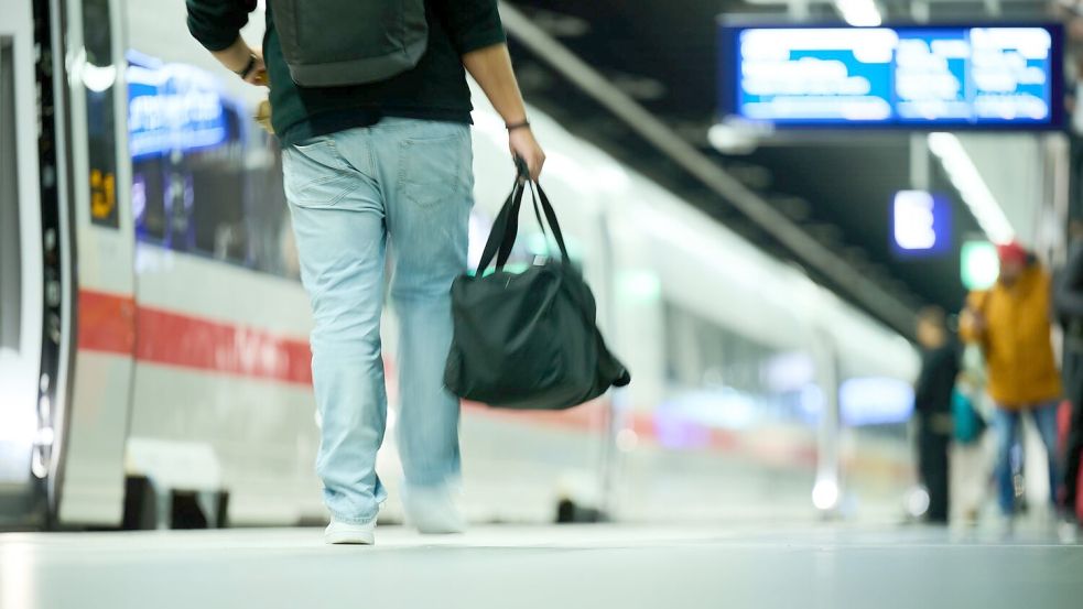 Weniger Züge sind aus Sicht einiger Verkehrsverbände kein Lösungsansatz, um die Pünktlichkeit im Fernverkehr zu erhöhen. (Archivbild) Foto: Annette Riedl