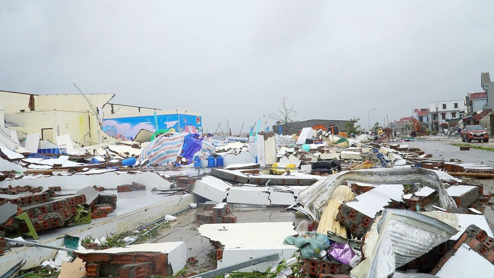 Zehntausende Häuser wurden vom Sturm teilweise oder komplett zerstört. Foto: Viet Hoang/VNExpress/dpa