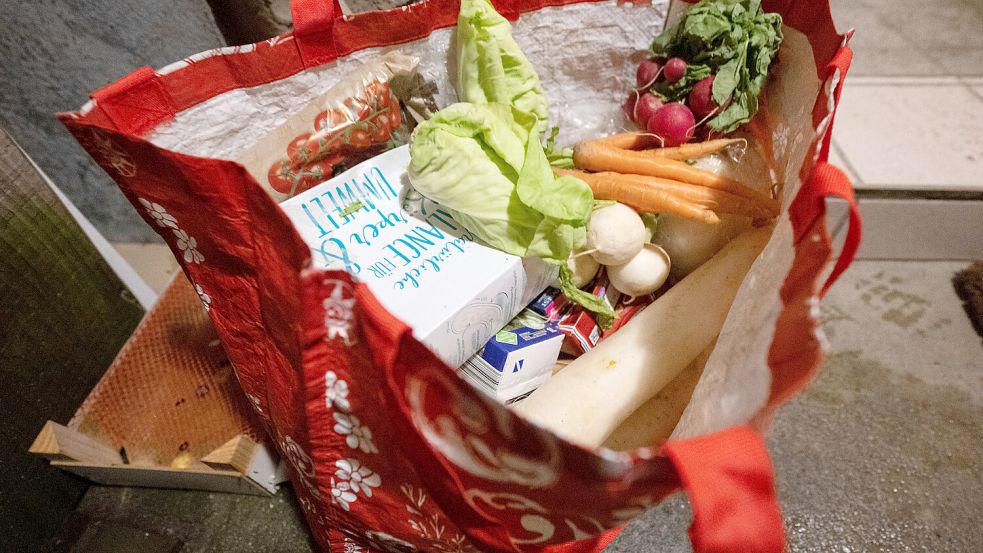 Aus dem Müll gefischt: Lebensmittel, die noch genießbar sind. Jährlich werden fast elf Millionen Tonnen Essbares. Foto: dpa/Marijan Murat