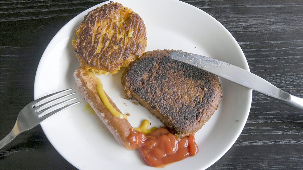 Diese Bouletten und Würstchen sehen aus wie echtes Fleisch, sind aber aus pflanzlichen Ersatzprodukten hergestellt. (Archivbild) Foto: Markku Ulander