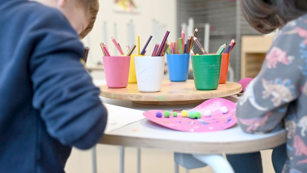 Ostdeutschland schneidet laut einer Studie bei der Kita-Fachkräftequote besser ab als die westdeutschen Bundesländer. (Archivbild) Foto: Maximilian von Klenze/dpa