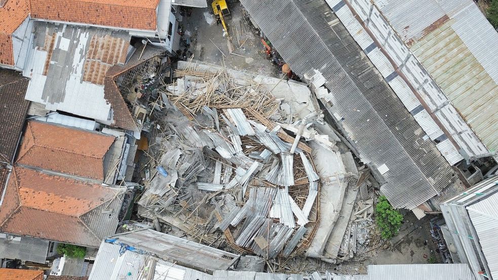 Von der Schule sind nur noch Trümmer übrig. Foto: Trisnadi/AP/dpa