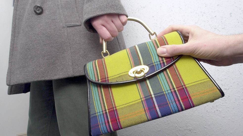 Bei einem Handtaschenraub in Osnabrück ist eine Seniorin schwer verletzt worden. Foto: Imago / Raimund Müller