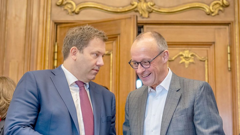 Heller Anzug, keine Krawatte: Der Kanzler überrascht bei der Kabinettsklausur mit neuem Outfit. Foto: Michael Kappeler/dpa-pool/dpa