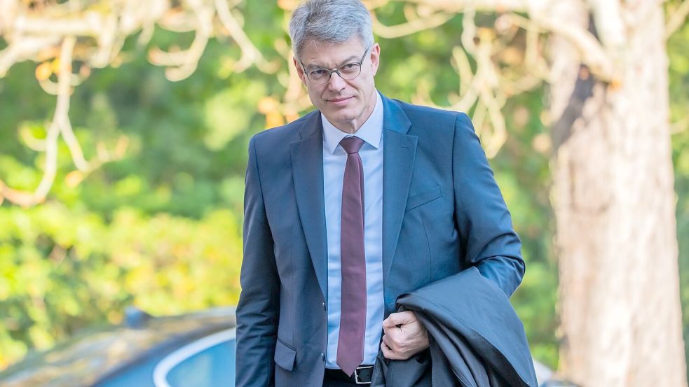 Schockmoment bei der Klausur: Der Verkehrsminister muss ins Krankenhaus. Foto: Michael Kappeler/dpa