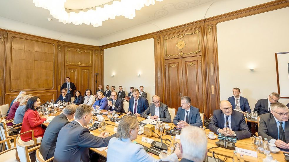 Im Tagungsraum galt Handyverbot. Foto: Michael Kappeler/dpa-pool/dpa