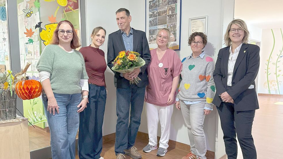 Freuen sich: Verena Lohmann, Chefarztsekretärin Klinik für Kinder- und Jugendmedizin (von links), Mareike Müller, Oberärztin Klinik für Kinder- und Jugendmedizin, Dr. Michael Gleißner, Chefarzt der Klinik für Kinder- und Jugendmedizin, Laura Zech, Teamleitung Station B3, Jutta Jackels, Teamleitung Station B4 und Daniela Kamp, Geschäftsführerin Klinikum Leer gGmbH. Foto: Klinikum Leer