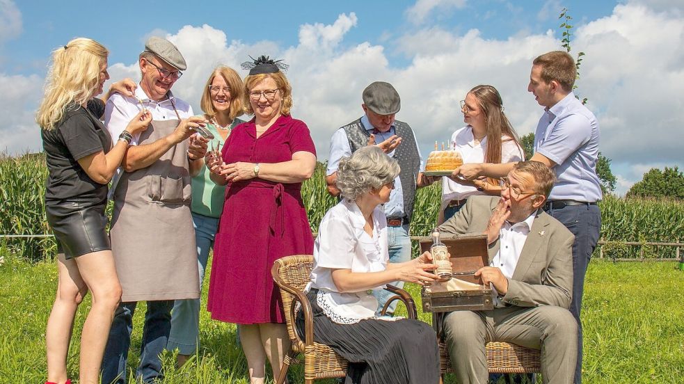 Sie proben für die Aufführungen im November (von links): Heike Büter Block, Ansgar Dockmann, Kerstin Dockmann, Brigitte Oltmann, Heinzi Wassermann, Hanna Dockmann, Felix Burdorf, sitzend: Kerstin Hesenius, Uli Hesenius, es fehlt Heini Pörschke. Foto: Stefan Mödden