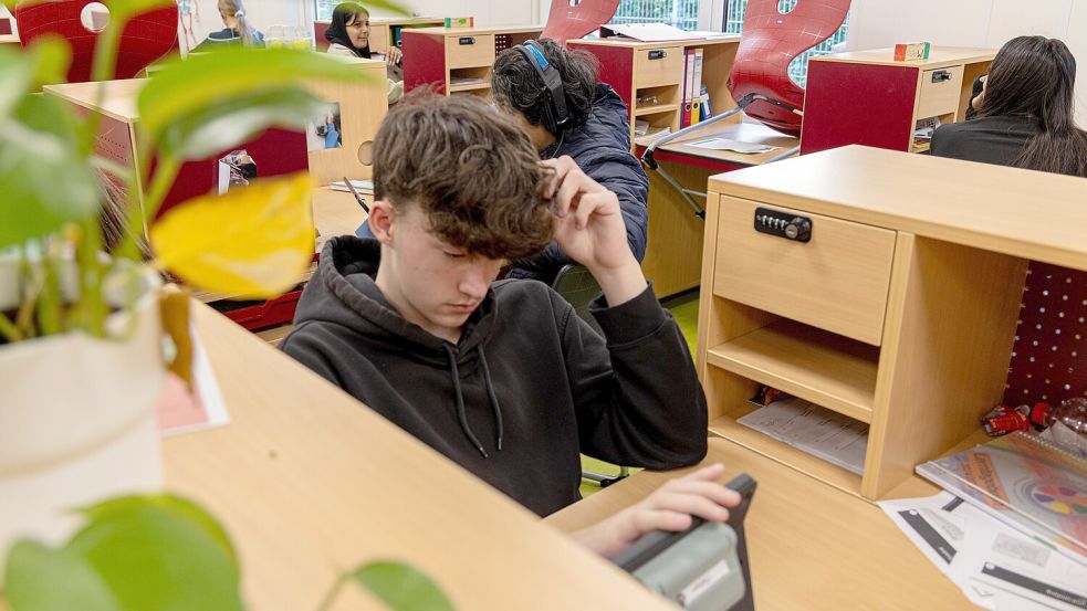 Stillarbeit im Lernbüro: Schüler der Osnabrücker Friedensschule arbeiten selbstständig und im eigenen Tempo am Unterrichtsstoff. Mit diesem Konzept erreichte die Oberschule das Finale des Deutschen Schulpreises 2025. Foto: Eva Kowalski