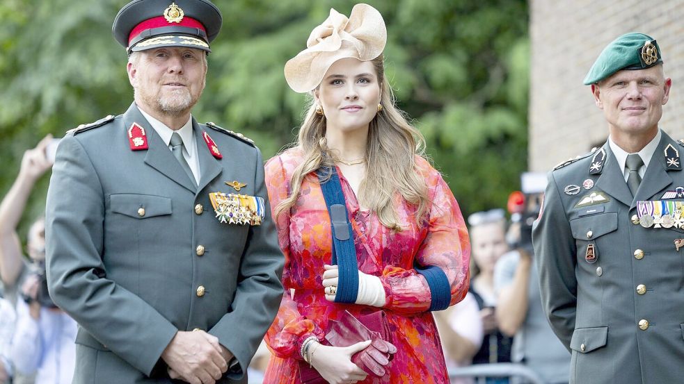 König Willem-Alexander der Niederlande und seine Tochter Prinzessin Amalia treffen auf dem Paradeplatz der Prinz-Bernhard-Kaserne in Amersfoort ein. Foto: Remko De Waal