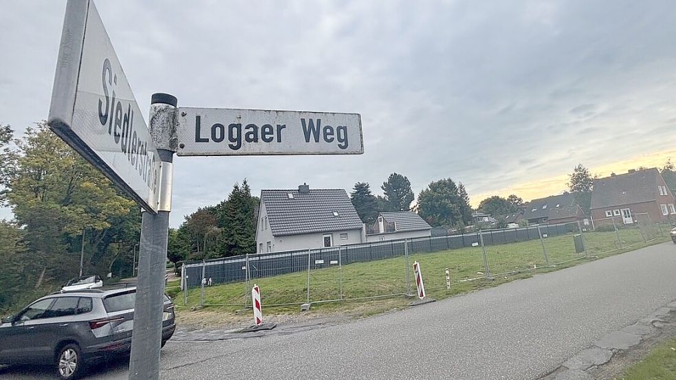 Die Straße wird später ausgebaut, auf dem Grundstück am Logaer Weg soll erst gebaut werden können. Foto: Vera Vogt