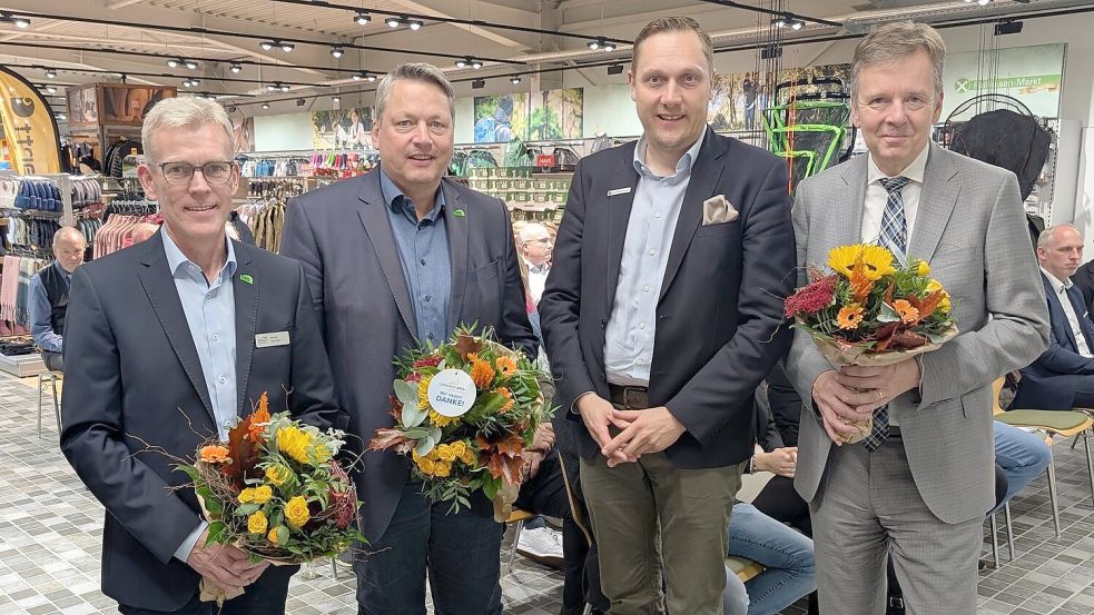 Beim Business-Netzwerk-Treffen 2025 in Apen: v. l. n. r. Renke Schröder und Hermann Mammen (Geschäftsführer RWG Ammerland-OstFriesland eG), Matthias Huber (Bürgermeister) und Dr. Torsten Slink (Hauptgeschäftsführer der Oldenburgischen IHK). Foto: Gemeinde Apen/Sczesny