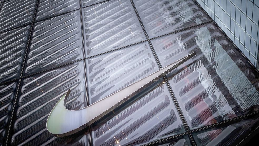 Das Nike-Geschäft erholt sich - doch die Belastung durch die US-Zölle wird größer. (Archivbild) Foto: Michael Kappeler