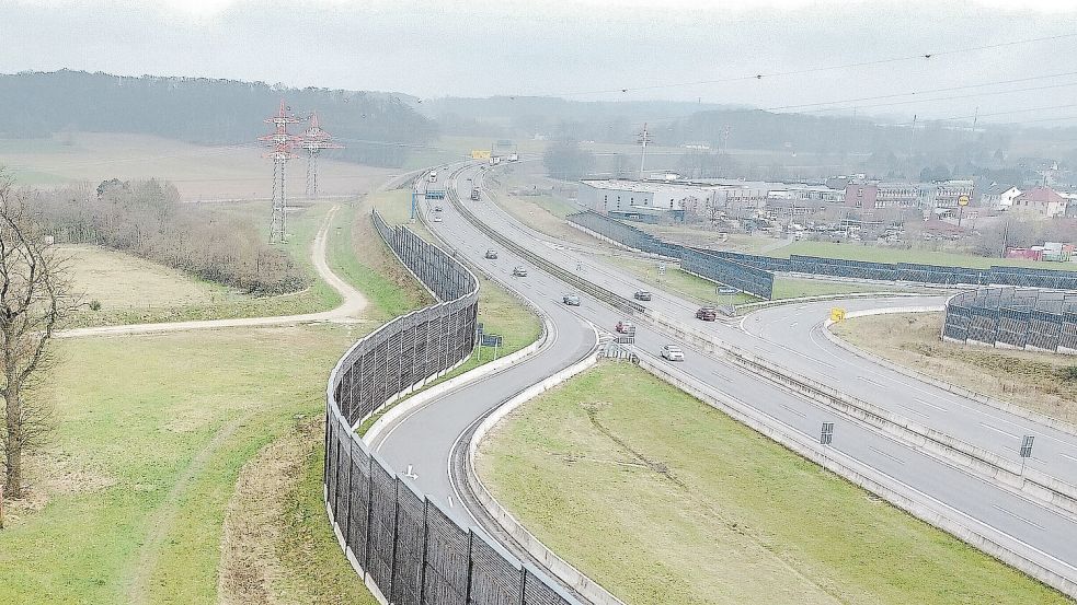 Aktuell endet die Autobahn 33 bei Belm (siehe Foto). Burkhard Pott, Chef der Autobahn Westfalen, rechnet damit, dass der neun Kilometer lange Lückenschluss mit der A1 bei Wallenhorst im Best-Case-Szenario frühestens 2033 fertig wird. Foto: Jörn Martens