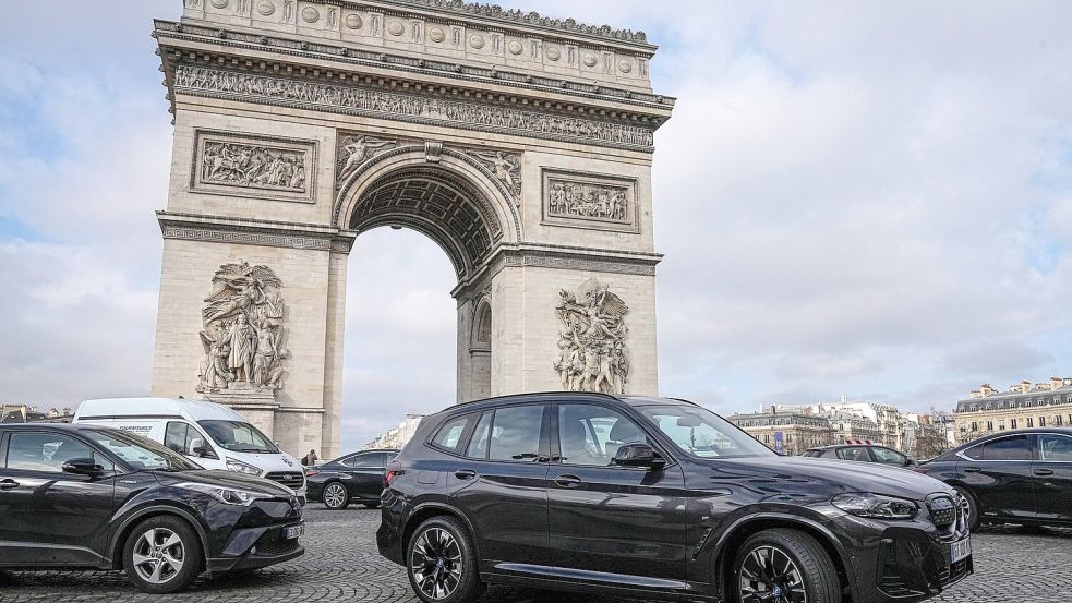 SUVs zahlen in Paris deutlich höhere Parkgebühren. (Archivbild) Foto: Michel Euler/AP/dpa