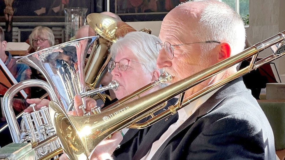 Die Musikerinnen und Musiker des Posaunenchores Backemoor ließen beim Jubiläumsgottesdienst ihre glänzenden Blasinstrumente erklingen. Im im Vordergrund Heinz Backer (Mitglied im Posaunenchor seit 56 Jahren). Foto: Kirchenkreis Rhauderfehn / Andreas Engel