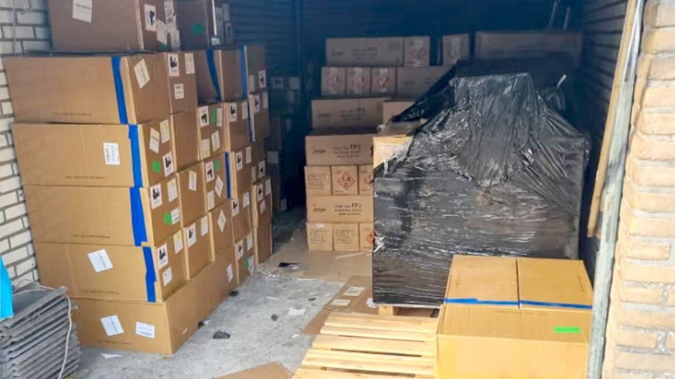 Die Kartons mit Feuerwerkskörpern und Vapes stapelten sich in der Garage in Hoogezand. Foto: Polizei Groningen