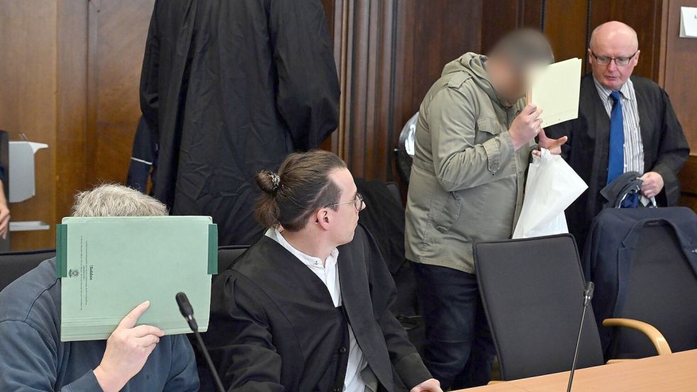 Allein in der Wohnung eines der Männer wurden laut Anklage rund 75.000 kinderpornografische Bilddateien gefunden. Foto: Federico Gambarini/dpa