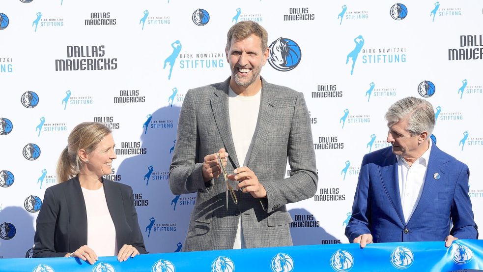 Dirk Nowitzki bei der Einweihung des Courts in Würzburg. Foto: Karl-Josef Hildenbrand