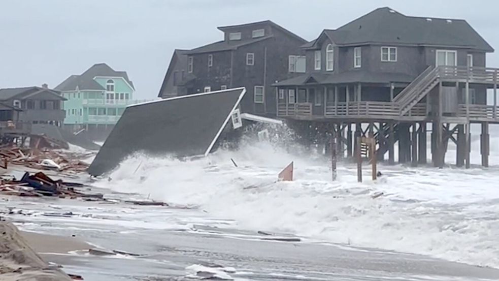 Vor der Küste des Bundesstaates North Carolina stürzten bei hoher Brandung fünf unbewohnte Häuser ins Meer. Foto: Heather Jennette/Heather Jennett
