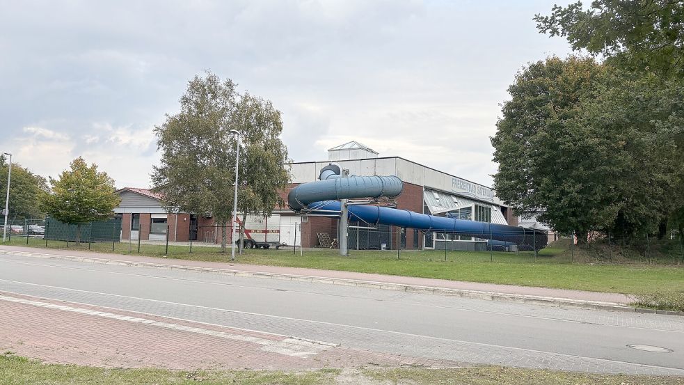In Ramsloh an der Schulstraße könnten mehrere kommunale Gebäude wie das Freizeitbad (Foto), Schulen und das Rathaus mit Nahwärme aus Biogas versorgt werden. Foto: Horst Kruse