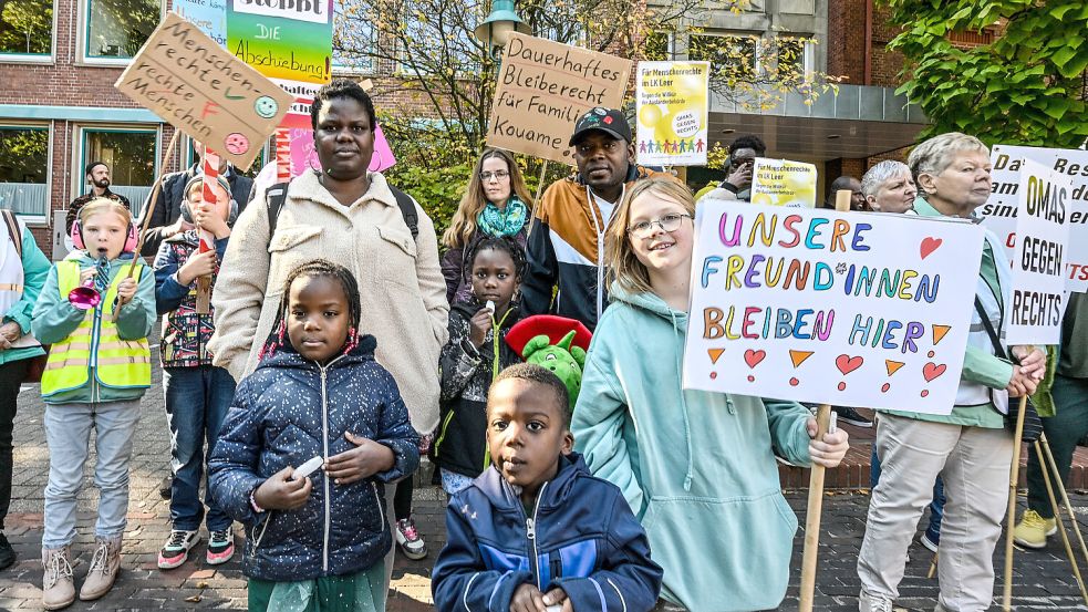 Für die Familie Kouame haben rund 100 Teilnehmer vor dem Kreishaus in Leer demonstriert. Der Mutter und drei Kindern droht die Abschiebung. Foto: Klaus Ortgies