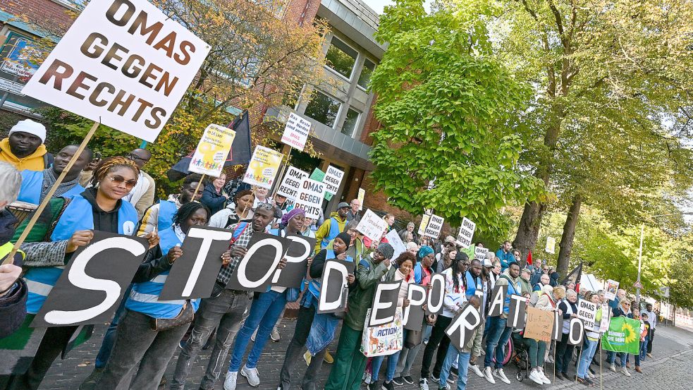 Zum Protest hatten die Omas gegen rechts und die Afrikanische Diaspora aufgerufen. Foto: Klaus Ortgies