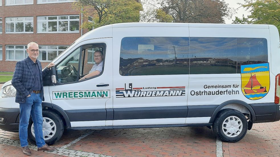 Ostrhauderfehns Bürgermeister Günter Harders (links) und Heiko Tinnemeyxer von der Tourist-Info freuen sich darüber, dass die Gemeinde einen neuen Vereinsbulli hat. Foto: Gemeinde Ostrhauderfehn