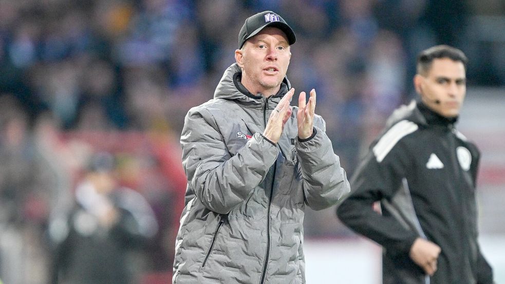 Applaus für eine schnörkellose Leistung gab Trainer Timo Schultz seinem VfL Osnabrück gegen Regensburg. Foto: Michael Titgemeyer
