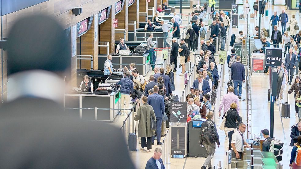 Am Wochenende werden sehr viele Fluggäste am Flughafen Berlin-Brandenburg erwartet. (Archivbild) Foto: Michael Ukas