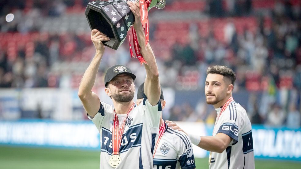 Thomas Müller (l) gewann mit den Vancouver Whitecaps die kanadische Meisterschaft. Foto: ETHAN CAIRNS/The Canadian Press/